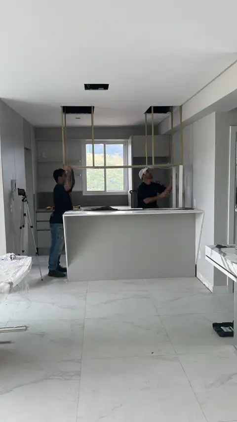 Profissional da equipe MPF Marcenaria instalando gavetas em armário planejado