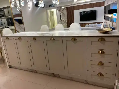 Copa com armário bar em laca e porta de correr em vidro canelado com friso dourado