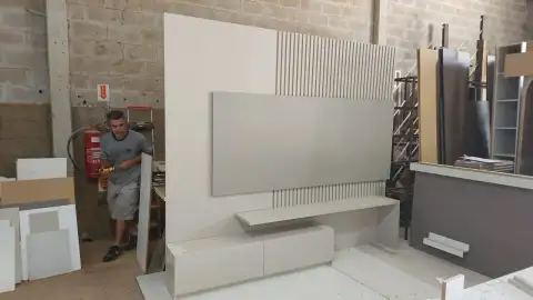 Montagem de painel de TV em ripado na oficina de marcenaria