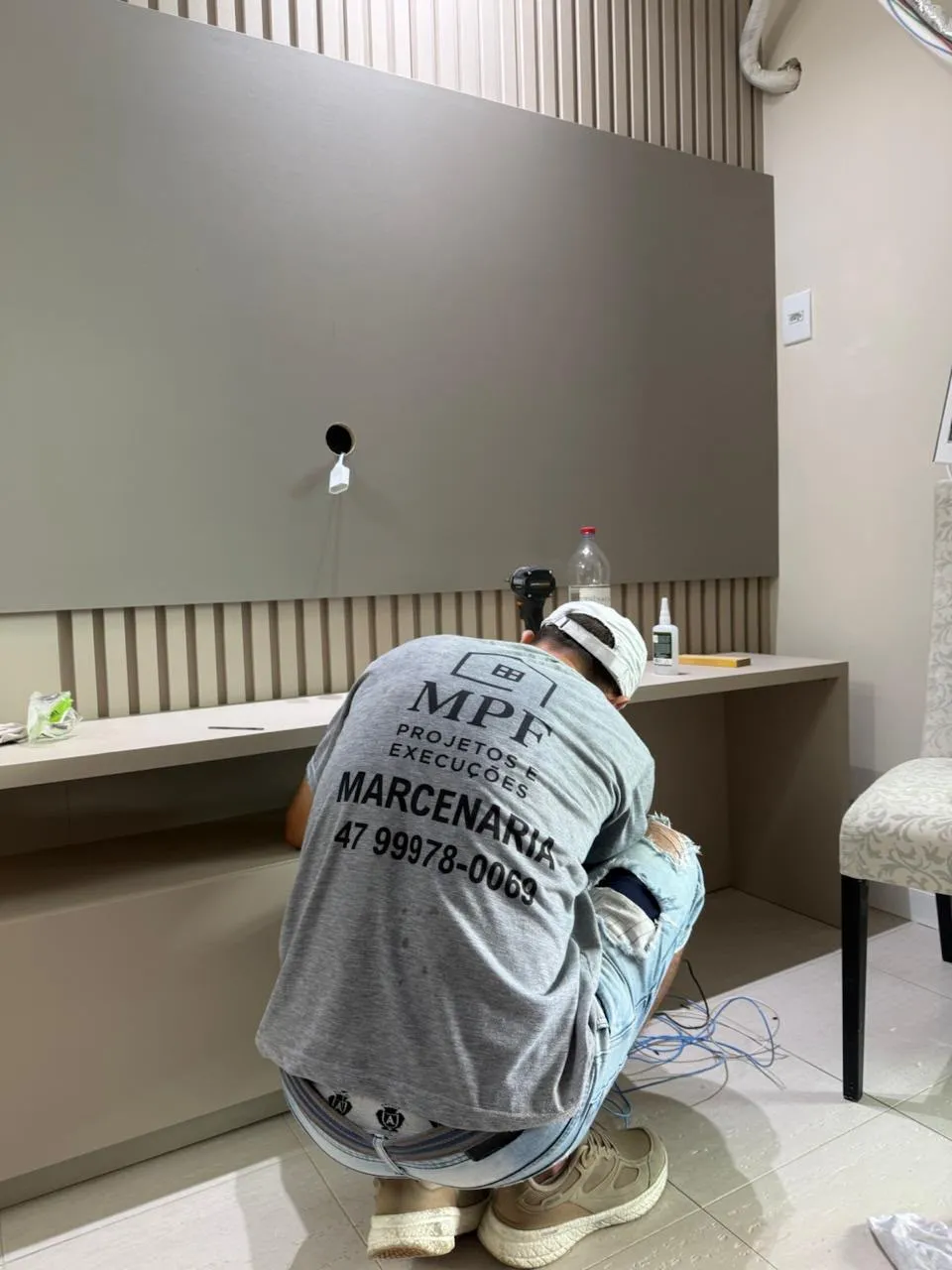 Instalação de painel de TV em ripado diretamente na parede do ambiente
