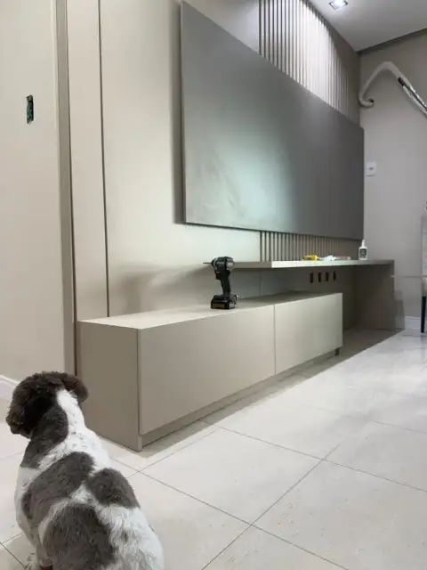 Painel de TV recém-instalado com bancada baixa em ambiente claro