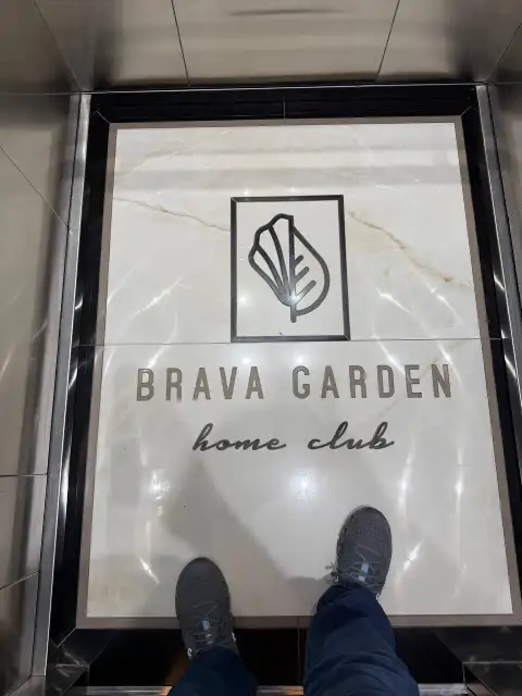 Identidade visual do Brava Garden Home Club em piso de mármore na entrada