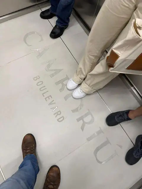 Nome do edifício Camboriú Boulevard gravado no piso do elevador
