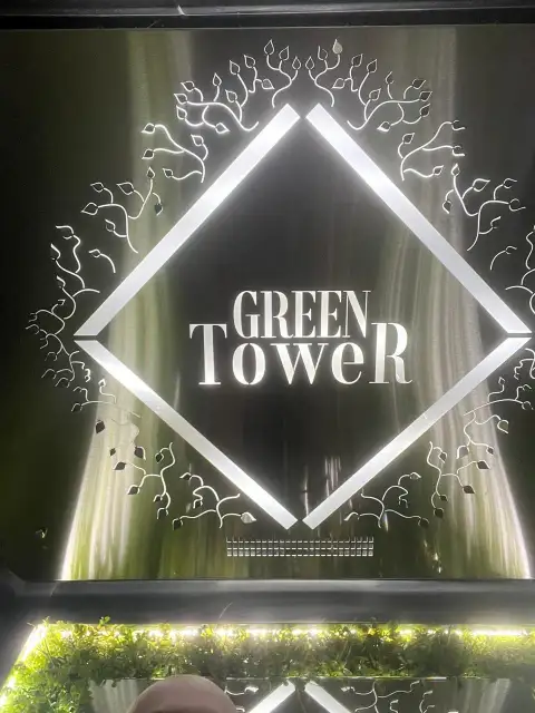 Placa de identificação iluminada do Green Tower, na portaria do edifício