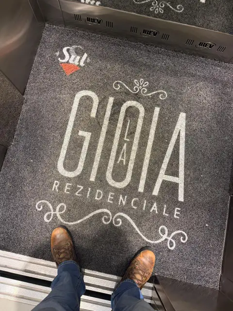 Tapete de entrada do La Gioia Rezidenciale no hall do elevador