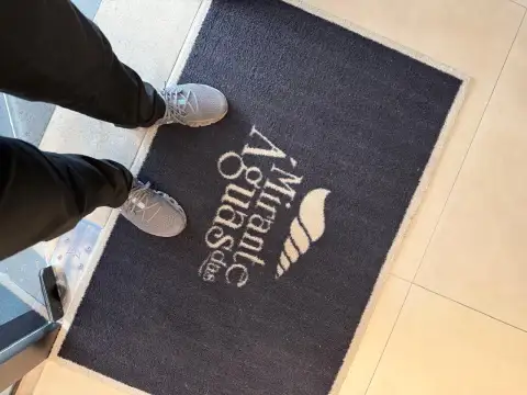 Tapete de entrada com o nome do residencial Mirante Águas Claras