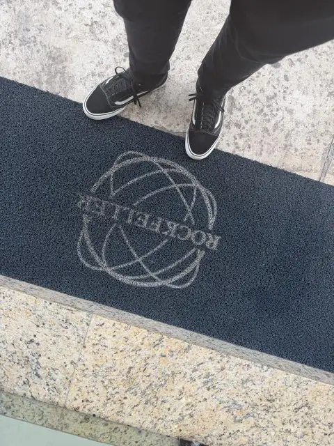 Tapete de entrada com o nome do edifício Rockfeller